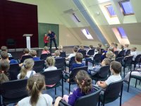 Policjant i dzieci na prelekcji