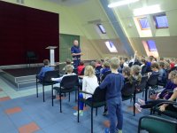 Policjant i dzieci na prelekcji