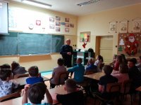 policjant i uczniowie na prelekcji