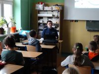 policjant i uczniowie na prelekcji