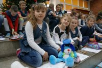 Dzieci z maskotką Sznupka