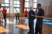 st. asp. Daniel Laszczak i asp. Michał Mamoń, w tle zawodnicy turnieju