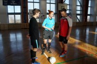 Sędzia Aleksandra Łapa (w środku) rzuca monetą przed meczem. Po lewej zawodnik z OSP Lędziny, po prawej zawodnik z KPP Bieruń