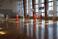 Zawodnicy na boisku rozgrywają mecz