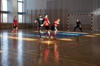 Zawodnicy na boisku rozgrywają mecz