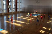 Zawodnicy na boisku rozgrywają mecz