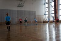 Zawodnicy na boisku rozgrywają mecz