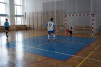 Zawodnicy na boisku rozgrywają mecz