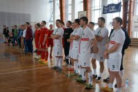 Zawodnicy turnieju stoją na zbiórce przed wręczeniem nagród