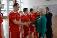 Wręczenie nagród drużynie Komendy Miejskiej PSP w Tychach. Zawodnikowi gratuluje Burmistrz Miasta Lędziny - Pani Krystyna Wróbel