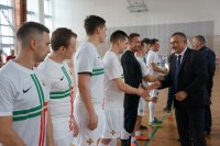 Wręczenie nagród drużynie Kopalnianej Stacji Ratownictwa Górniczego KWK Piast- Ziemowit Ruch Ziemowit. Zawodnikom gratuluje dyrektor kopalni Pan Krzysztof Kuczowicz