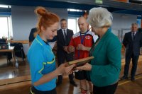 Burmistrz Miasta Lędziny - Pani Krystyna Wróbel wręcza podziękowania sędziującej mecze Aleksandrze Łapa. W tle dzielnicowy asp. Daniel Laszczak i dyrekcja KWK Piast-Ziemowit