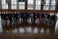 Zawodnicy turnieju, organizatorzy i zaproszeni goście stoją w półokręgu - pamiątkowe zdjęcie na boisku