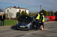 Policjanci wykonują czynności na miejscu wypadku drogowego