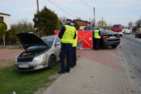 Policjanci wykonują czynności na miejscu wypadku drogowego