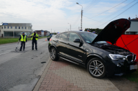 Policjanci wykonują czynności na miejscu wypadku drogowego