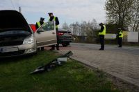 Policjanci wykonują czynności na miejscu wypadku drogowego