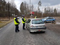 Policjanci podczas kontroli drogowej