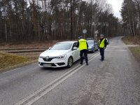 Policjanci podczas kontroli drogowej