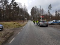 Policjanci podczas kontroli drogowej