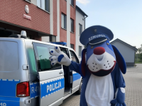 Sznupek przed budynkiem KPP w Bieruniu