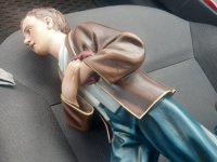 Odzyskana przez policjantów figura modlącego się chłopca