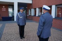 Dowódca zbiórki melduje gotowość Komendantowi Powiatowemu Policji w Bieruniu