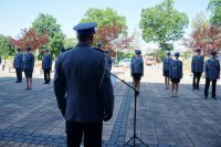 Komendant Powiatowy Policji w Bieruniu stoi przy mównicy (na pierwszym planie, widać go tyłem). Na drugim planie widać stojących w dwuszeregu policjantów