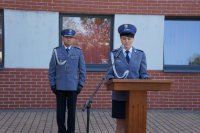 Po lewej stronie stoi Komendant Powiatowy Policji w Bieruniu - insp. Sławomir Sałbut. Po prawej stronie, przy mównicy - kadrowa, asp. szt. Barbara Baran