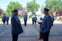 Dowódca uroczystej zbiórki (po lewej) melduje Komendantowi Powiatowemu Policji w Bieruniu (po prawej) zakończenie uroczystości
