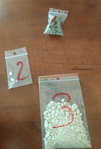 Zabezpieczone przez policjantów narkotyki w trzech woreczkach strunowych