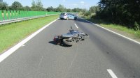 miejsce wypadku drogowego widoczny motocykl oraz radiowóz