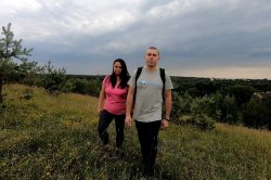 kobieta i meżczyzna na szlaku w górach