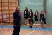 Policjantka na uroczystym apelu na sali gimnastycznej