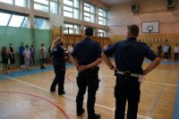 Policjanci na uroczystym apelu na sali gimnastycznej