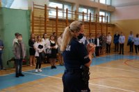 Policjantka na uroczystym apelu na sali gimnastycznej