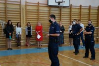 Policjanci na uroczystym apelu na sali gimnastycznej