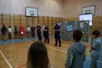 Policjanci na uroczystym apelu na sali gimnastycznej