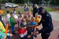 Policjanci wręczają dzieciom odblaski