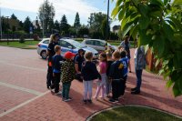 Policjanci przeprowadzają pogadankę z grupą dzieci