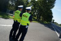 Działania Road Safety Days na DK44 w Bieruniu, policjanci stoją przy jezdni i obserwują jadące pojazdy