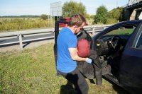 Działania Road Safety Days na DK44 w Bieruniu, mężczyzna w niebieskiej koszulce wyciąga z pojazdu manekina