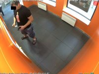 Wizerunek mężczyzny z zamazaną twarzą, podejrzanego o kradzież pieniędzy