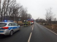 Służby pracują na miejscu wypadku. Na pierwszym planie po lewej widać fragment radiowozu Policji