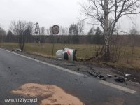 Miejsce wypadku. Samochód w kolorze srebrnym leży na poboczu jezdni