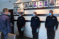 Zdjęcie kolorowe. Widoczni policjanci uczestniczący w spotkaniu, w tym Komendant Wojewódzki Policji w Katowicach i Komendant Powiatowy Policji w Bieruniu