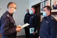 Zdjęcie kolorowe. Widoczni policjanci uczestniczący w spotkaniu, w tym Komendant Wojewódzki Policji w Katowicach i Komendant Powiatowy Policji w Bieruniu