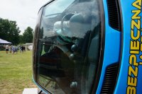 Kobieta w symulatorze dachowania, który jest w trakcie obrotu.