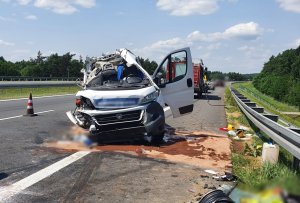 Miejsce wypadku drogowego, rozbity samochód stoi na jezdni