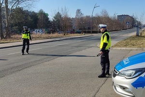 Policjanci ruchu drogowego zatrzymują do kontroli samochód